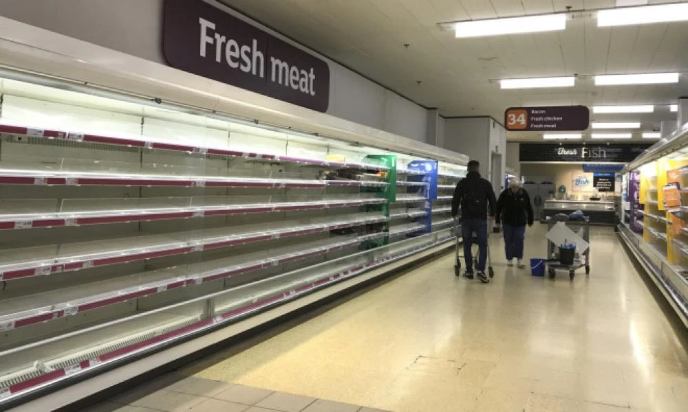 Πανικός στη Βρετανία: Άδειασαν τα ράφια των σούπερ μάρκετ!